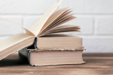 Çevrimdışı eğitim kavramı okuma öğrenme bilgisi, beyaz tuğla duvar arkaplanı üzerine açık kitap kopya alanı.