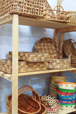 Çevre dostu mallar, ev yapımı uzay organizasyonu ve depolama, çeşitli doğal saman hasır sepetleri satıştaki bir vitrindeki ahşap rafta duruyor.