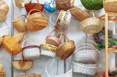 Çevre dostu ürünler, çeşitli doğal saman hasır sepetleri satıştaki vitrinde asılı.