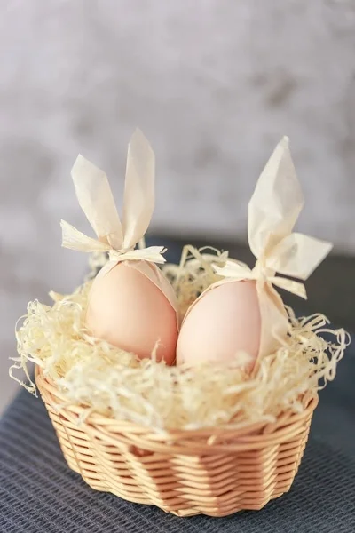 Wielkanoc Twórcza Dwa Jajka Króliczymi Uszami Wiklinowym Koszu Gnieździe — Zdjęcie stockowe