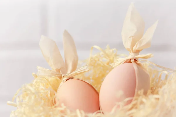 Wielkanoc Twórcza Dwa Jajka Króliczymi Uszami Gnieździe Pomysł Dekorację — Zdjęcie stockowe