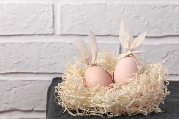 Wielkanoc Twórcza Dwa Jajka Króliczymi Uszami Gnieździe Stole Pomysł Dekoracji — Zdjęcie stockowe