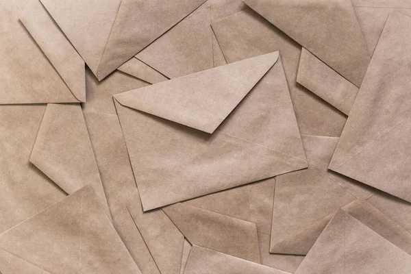 Háttér Papír Mail Kommunikáció Sok Kézműves Levél Borítékok Vannak Elhelyezve — Stock Fotó