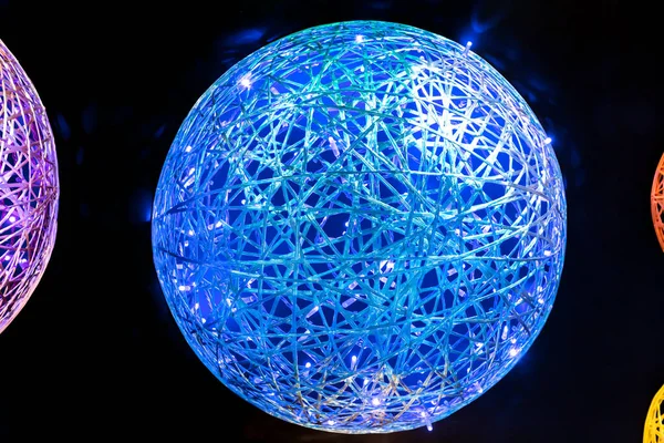 Streszczenie neon futurystyczna magia świecąca sztuka LED tło z wiklinowymi kształtami wielobarwny niebieski, czerwony różowy fioletowy żółty pomarańczowe kulki z włókna z tworzywa sztucznego tekstury w czarnej przestrzeni — Zdjęcie stockowe