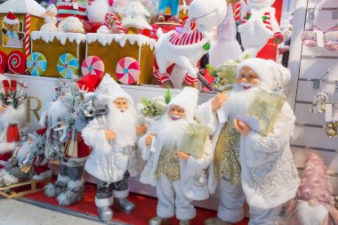 Noel ve yeni yıl oyuncakları Noel Baba mağaza vitrininde