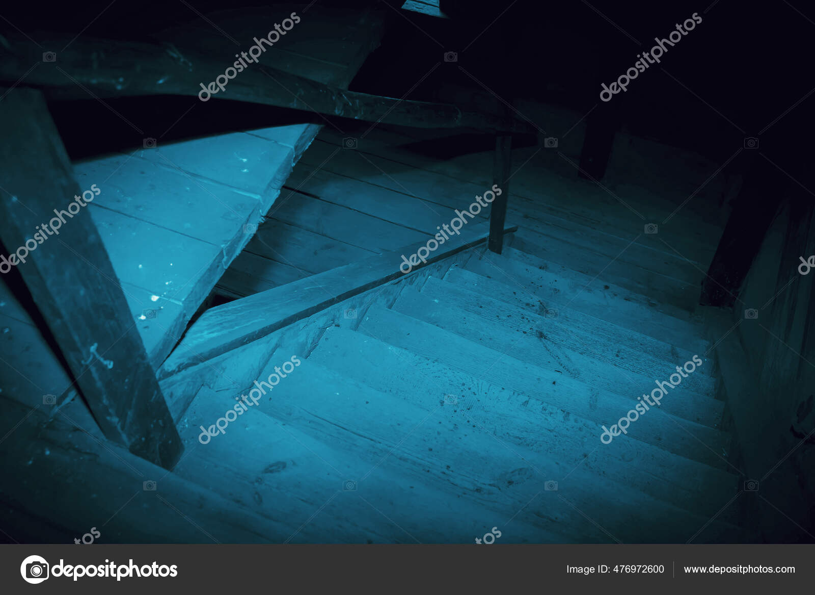 Mystisk skrekkslager bak halloween. Gammel, antikk, skitten trapp i mørket  i en mystisk, paranormal, skummel kjeller med svart skygge i månens blå  lys. – stockfoto © svetlana_ev #476972600, image size:1600x1167