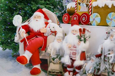 Noel ve yeni yıl oyuncakları Noel Baba mağaza vitrininde