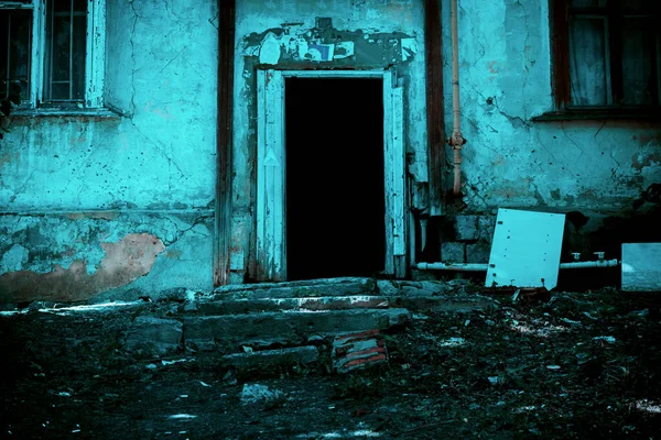 Страшный Гранж Фон Стиле Ужаса Открытая Дверь Опасную Лестницу Старого — стоковое фото