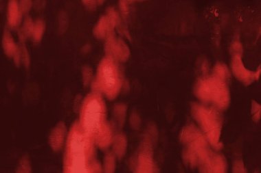 Soyut, karanlık, esrarengiz, soyut bir arka plan. Garip bir ışık ve gece. Eski bir evin beton duvarındaki ağaçların kanlı kırmızı gölgeleri korku uyandırıyor..