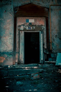 Korku tarzında korkunç bir arka plan, eski bir evin tehlikeli bir merdivenine açık bir kapı, terkedilmiş gizemli bir karanlık bodruma çıkan merdivenler, korku hissi.