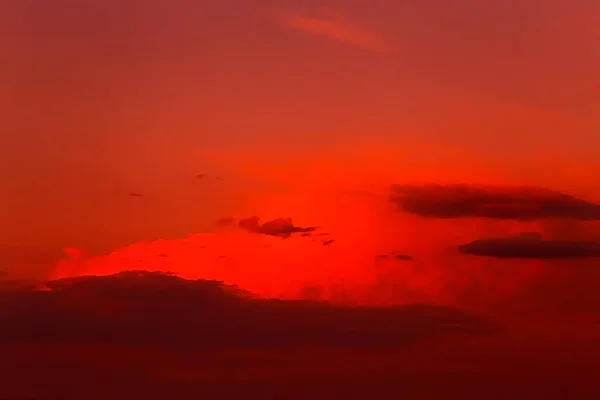 Rojo anaranjado épico dramático espeluznante cielo místico atardecer con nubes, brillante cielo colorido paisaje fondo — Foto de Stock