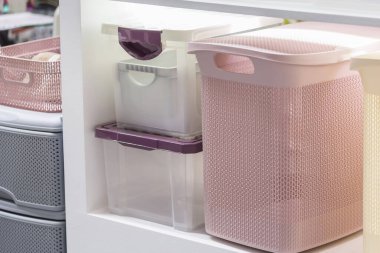 Ev alanı ve konfor organizasyonu, gardırop dolapları için plastik kutular, depolama için ev eşyaları.