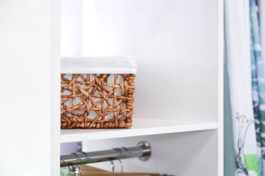 Ev alanı, düzen, temizlik ve konfor organizasyonu. Ev eşyaları depolama ekipmanları. Raftaki doğal malzemelerden yapılmış etiket kutuları. İç dekorasyon ögesi