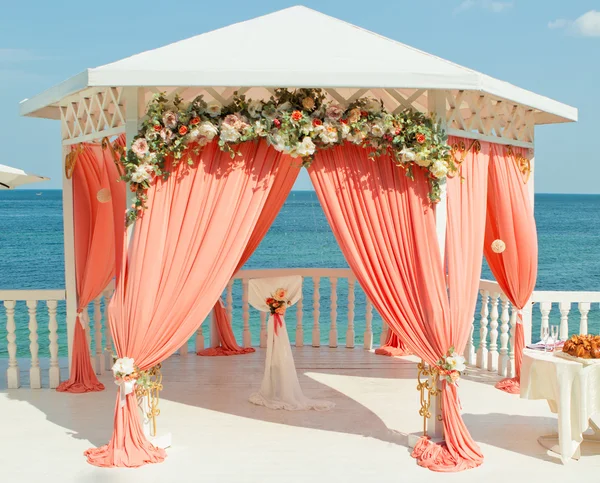 在海边婚礼拱 — 图库照片