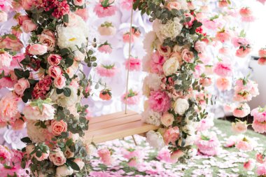 Çiçeklerle süslenmiş salıncak