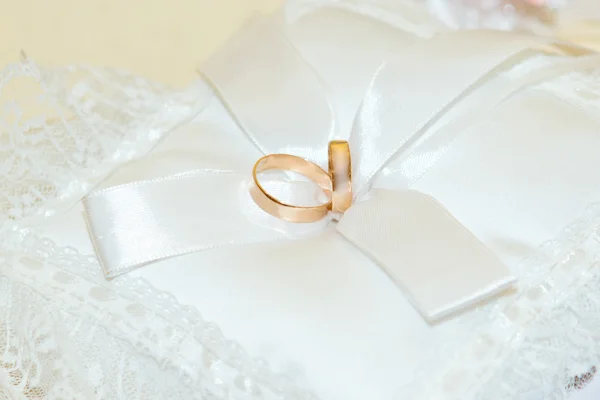 Wedding rings on the white pillow — Stock Photo, Image