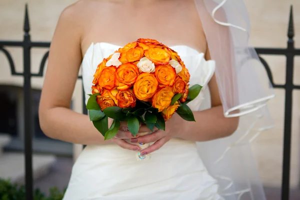The bouquet  in the bridal's hands — Stock Photo, Image
