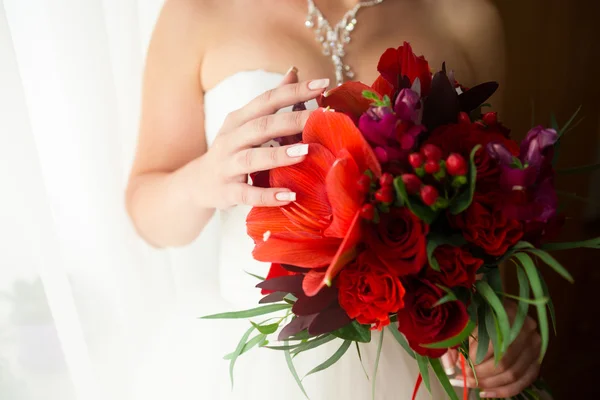 Red flowers in the bridal's hands — Stock Photo, Image