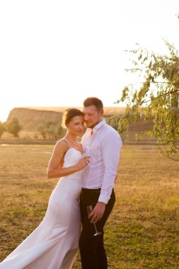 evlilik çift bardak şampanya ile