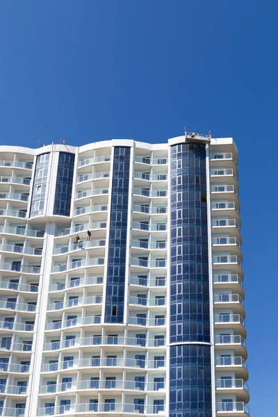 Bygga skyskrapa över blå himmel, modern arkitektur. — Stockfoto