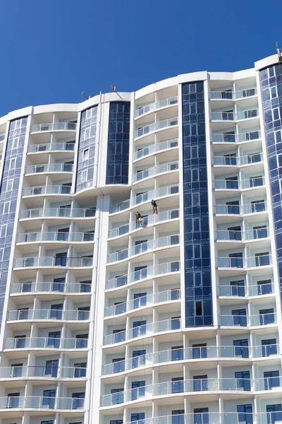 Mavi gökyüzü üzerinde gökdelen inşa etmek, modern mimari.