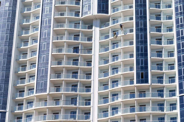 Industrial climbers working on constructing skyscraper over blue sky. — Stock Photo, Image