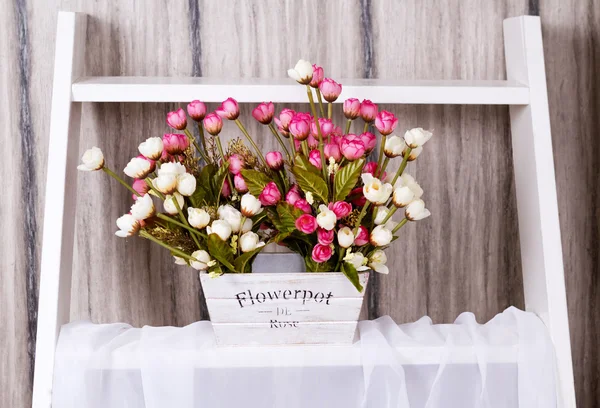 Flores artificiales en la cesta —  Fotos de Stock