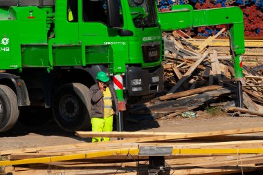 Gürcistan, Tiflis - 27 Ekim 2020: İnşaatçılar. İşçi inşaat süreci.