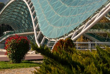 Gürcistan, Tiflis - 29 Ekim 2020: Tiflis, Gürcistan 'daki Kura Nehri üzerindeki Barış Köprüsü.