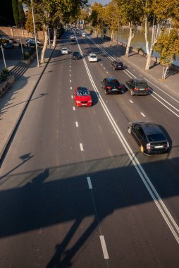 Gürcistan, Tiflis - 29 Ekim 2020: Şehir caddesinde trafik.