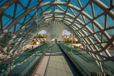 Gürcistan, Tiflis - 29 Ekim 2020: Tiflis, Gürcistan 'daki Kura Nehri üzerindeki Barış Köprüsü.