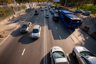 Gürcistan, Tiflis - 29 Ekim 2020: Şehir caddesinde trafik.