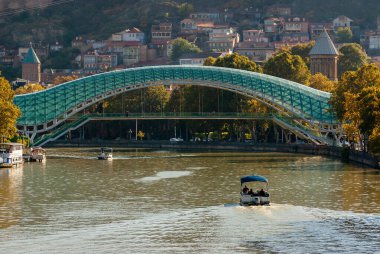 Gürcistan, Tiflis - 24 Ekim 2020: Tiflis, Gürcistan 'daki Kura Nehri üzerindeki Barış Köprüsü.