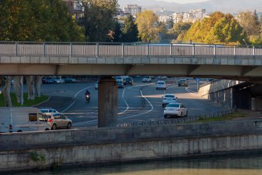Gürcistan, Tiflis - 24 Ekim 2020: Şehir caddesinde trafik.