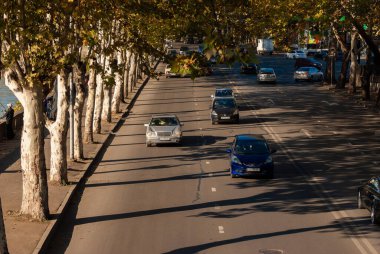 Gürcistan, Tiflis - 24 Ekim 2020: Şehir caddesinde trafik.
