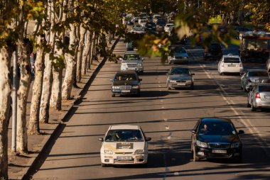 Gürcistan, Tiflis - 24 Ekim 2020: Şehir caddesinde trafik.