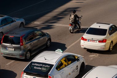Gürcistan, Tiflis - 23 Ekim 2020: Şehir caddesinde trafik.