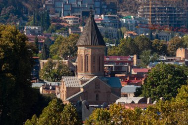 Georgia, Tiflis - 23 Ekim 2020: Tiflis 'in Renkli Gün Batımında Akşam Manzarası, Georgia. Gün batımında eski güzel kasaba.