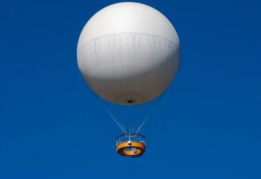 Gürcistan, Tiflis - 23 Ekim 2020: Gürcistan 'ın başkenti Tiflis üzerinde hava keşif balonu.