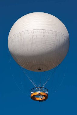 Gürcistan, Tiflis - 23 Ekim 2020: Gürcistan 'ın başkenti Tiflis üzerinde hava keşif balonu.