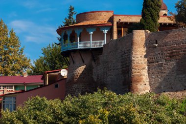 Gürcistan, Tiflis - 23 Ekim 2020: Tiflis 'in tarihi bölgesinde balkonlu evler. Georgia mı? Akşam Manzarası. Gün batımında eski güzel kasaba.