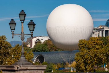 Gürcistan, Tiflis - 23 Ekim 2020: Gürcistan 'ın başkenti Tiflis üzerinde hava keşif balonu.