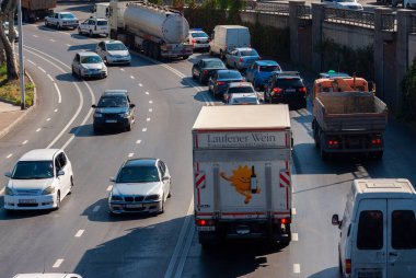 Gürcistan, Tiflis - 23 Ekim 2020: Şehir caddesinde trafik.