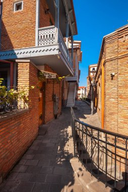 Gürcistan, Tiflis - 23 Ekim 2020: Eski Tiflis 'in geleneksel dar caddesinin manzarası.