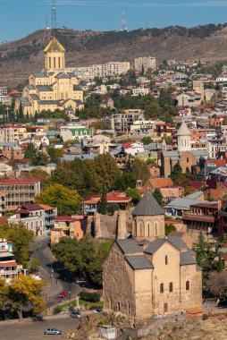 Gürcistan, Tiflis - 23 Ekim 2020: Tiflis 'teki Kutsal Üçlü ve Metekhi Kilisesi.