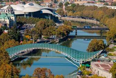 Georgia, Tiflis - 23 Ekim 2020: Tiflis 'in Renkli Gün Batımında Akşam Manzarası, Georgia. Gün batımında eski güzel kasaba.