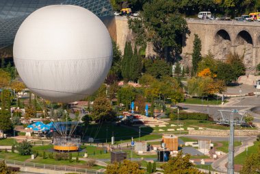 Gürcistan, Tiflis - 23 Ekim 2020: Gürcistan 'ın başkenti Tiflis üzerinde hava keşif balonu,