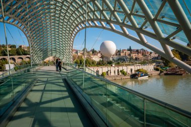 Gürcistan, Tiflis - 23 Ekim 2020: Tiflis, Gürcistan 'daki Kura Nehri üzerindeki Barış Köprüsü.