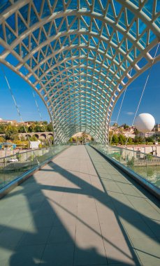 Gürcistan, Tiflis - 23 Ekim 2020: Tiflis, Gürcistan 'daki Kura Nehri üzerindeki Barış Köprüsü.