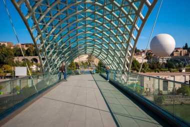 Gürcistan, Tiflis - 23 Ekim 2020: Tiflis, Gürcistan 'daki Kura Nehri üzerindeki Barış Köprüsü.